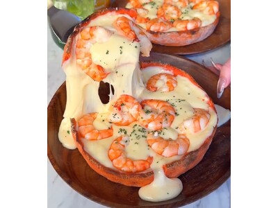 SNSで注目を集める“海老×チーズ”進化形「シュリンプシカゴピザ」