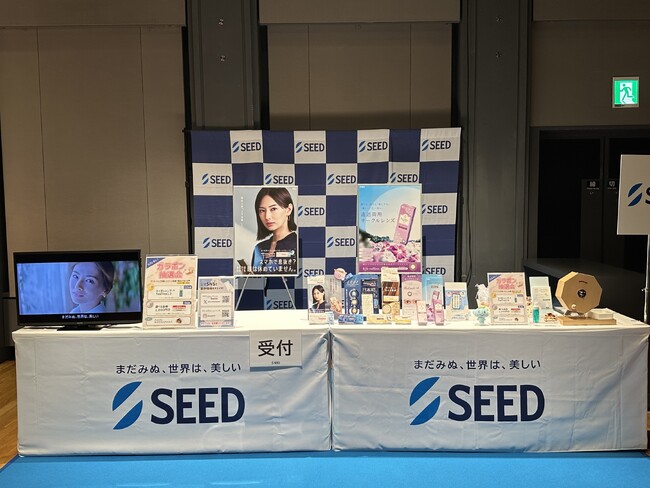 40歳以上女性 約7割が『手元の文字が読みにくくなった』と回答約8割が遠近両用コンタクトレンズに興味あり!