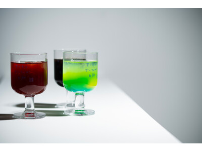 アートかビーフンか白厨にて、展覧会とジョニーウォーカーのコラボレーションカクテルを期間限定で提供開始