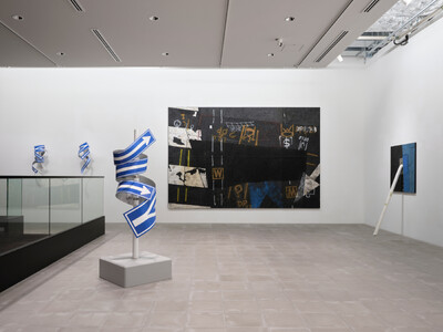 アスファルトや道路標識など、交通や都市のインフラにまつわるモチーフを取り上げた田村琢郎の新作個展「みちと...