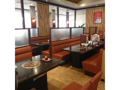 安楽亭所沢亀ヶ谷店が２月１９日(木)リニューアルオープン！赤や木目調のデザインに包まれた明るくて落ちつける空間。店内加工にこだわった自慢の自然肉の味わい。焼肉と共にくつろげる素敵な時間をお届けします！