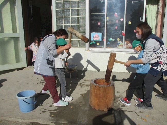 「メリークリスマス」の2日後には「よいしょ！」の掛け声。藤沢保育所の子どもたちが駆け抜ける、和と洋の冬仕度