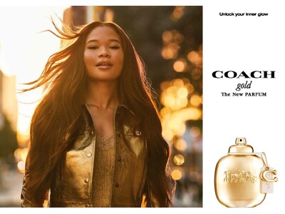 《コーチ》のレディース フレグランスに、ゴールドにきらめく大胆な新作「コーチ ゴールド パルファム」が登場