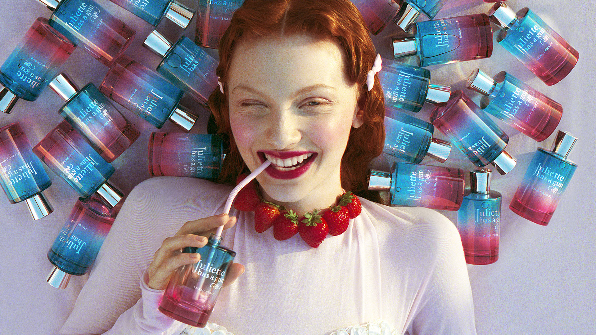 ユニークな世界観を描くパリのフレグランスブランド《ジュリエット ハズ ア ガン》から、ワイルドストロベリーが香る、病みつきになる香り「マイアミ シェイク」が登場