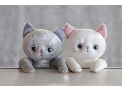 【新商品】ネコ好きへ贈る小さなネコのぬいぐるみ「こねこのぬいぐるみキーホルダー」発売開始。服を着せたり一緒に出かけたり。まるで自分や愛猫の分身のように可愛がることができる白猫とグレー猫のキーホルダー
