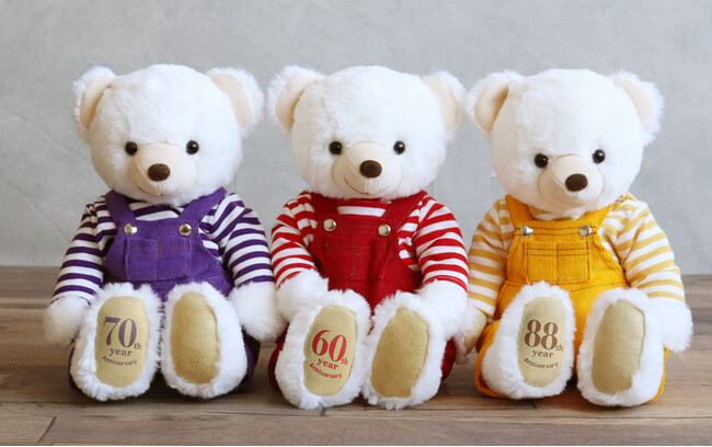 シリーズ累計12万4000体突破の“長寿祝いベア”に新作登場！ベア服定番！オーバーオール姿のカジュアルな長寿祝いテディベアを発売