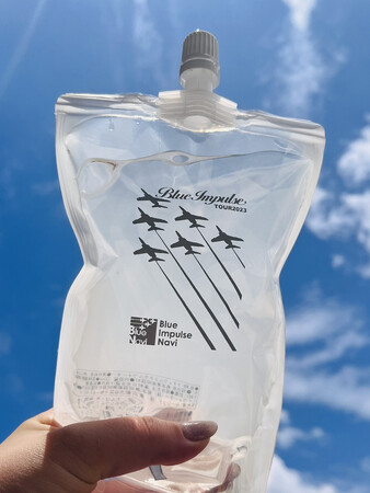 ブルーインパルスのパウチ水、美保基地の航空祭より販売開始