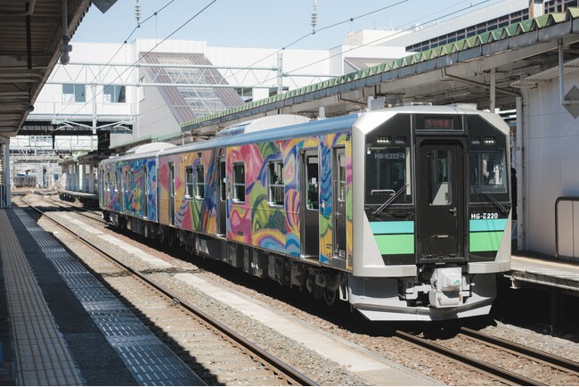 ヘラルボニー「HERALBONY Art Prize」受賞作品がラッピング列車に生田梨奈子《つながる風景》がJR東北本線・釜石線を走る