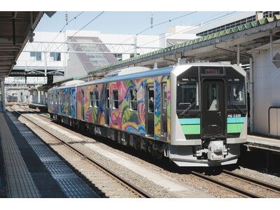 ヘラルボニー「HERALBONY Art Prize」受賞作品がラッピング列車に生田梨奈子《つながる風景》がJR東北本線・釜石線を走る
