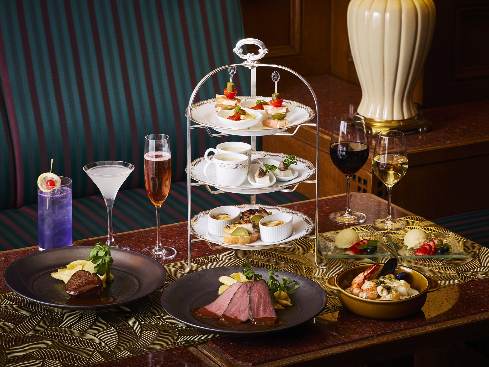 【ロイヤルパークホテル】冬を彩るカクテルも飲み放題「トワイライトアフタヌーンテ…