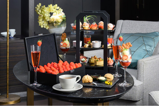 いちごの味わいを多彩に表現した春のアフタヌーンティー。BOXに並んだ3種のいちごの食べ比べとともにご提供。／ザ ロイヤルパークホテル アイコニック 大阪御堂筋