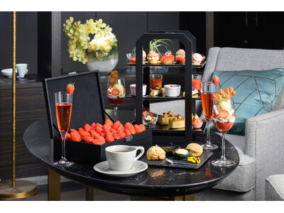 いちごの味わいを多彩に表現した春のアフタヌーンティー。BOXに並んだ3種のいちごの食べ比べとともにご提供。／ザ ロイヤルパークホテル アイコニック 大阪御堂筋