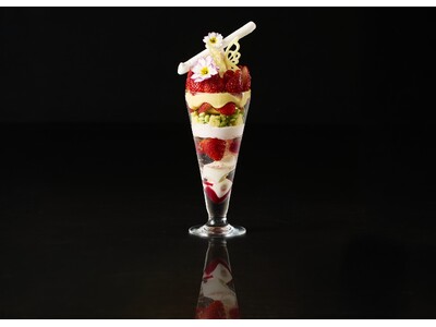 【春を凝縮したほんのり桜色のストロベリーパフェ】ザ ロイヤルパークホテル アイコニック 東京汐留