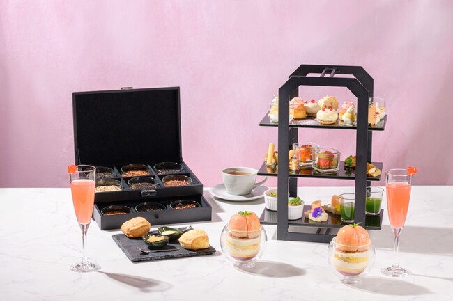 桃を丸ごと1玉あしらったパフェと味わうアフタヌーンティー。バニラ、アールグレイ、トンカ豆が彩る、香と音と味の三景／ザ ロイヤルパークホテル アイコニック 大阪御堂筋
