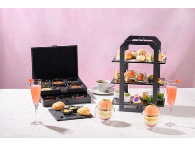 桃を丸ごと1玉あしらったパフェと味わうアフタヌーンティー。バニラ、アールグレイ、トンカ豆が彩る、香と音と味の三景／ザ ロイヤルパークホテル アイコニック 大阪御堂筋