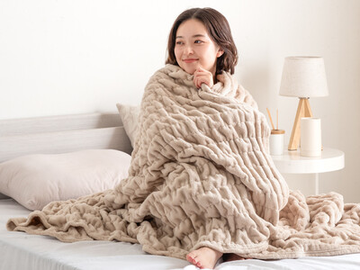 【タンスのゲン】湿気を吸収して熱を発するブランケット新発売波打つような造形がくしゅっとかわいい“くしゅぽかケット”