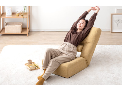 座ってくつろぎ、重力で腰をプッシュ！「タンスのゲン」より新たに「自重ストレッチ座椅子」を発売