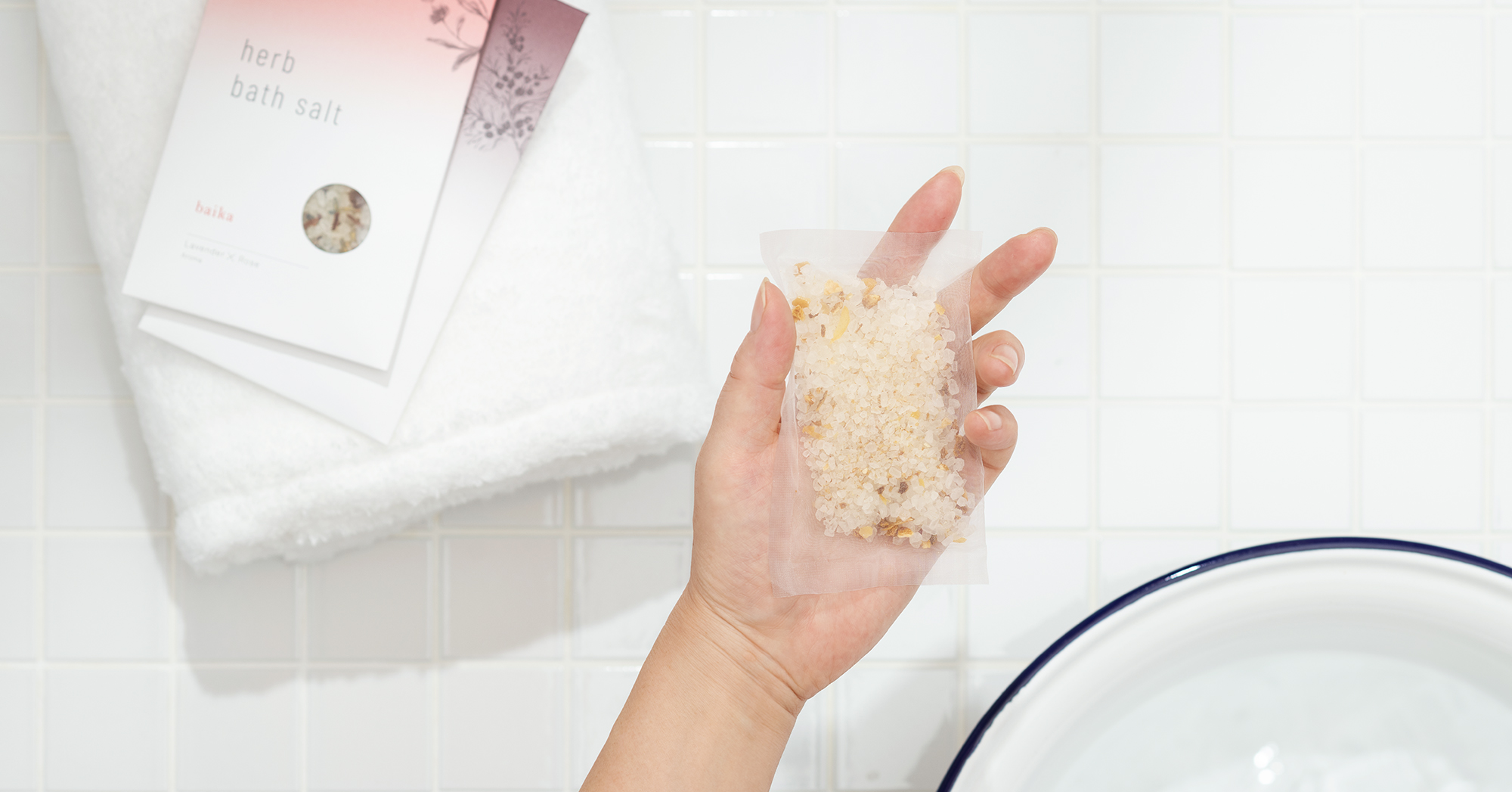 天然精油とハーブの恵みが溶けだす「hana to miハーブバスソルト」新発売。植物療法の知恵を“セルフケア”に。