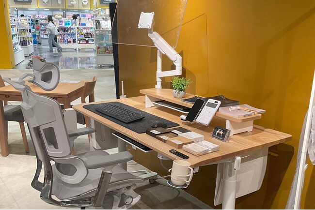 【期間限定展示】全国5店舗のインテリアショップLIVING HOUSE. にて「Rasical Chair」が体験可能に。