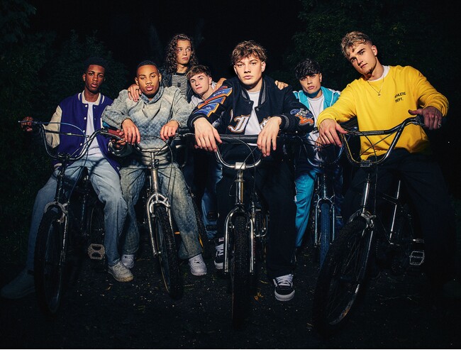 【ドコモ超十代2026】ワン・ダイレクションの生みの親、サイモン・コーウェルが見出した、世界的次世代アーティスト「December 10」が日本初上陸！