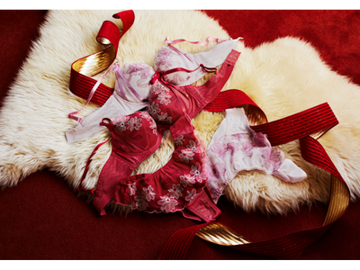 ラッピングをコンセプトに、いつもより少し甘めのバレンタインムードを演出するコレクションAMOSTYLEの＜Sweet Gerbera＞