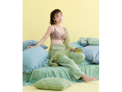 ブランドアンバサダー田久保夏鈴が自然なバストの魅力を引き出す人気のAMOSTYLE 「ナチュラルユーブラ」がコンフォートワイヤーを新採用で もっと軽く、ここち良く！