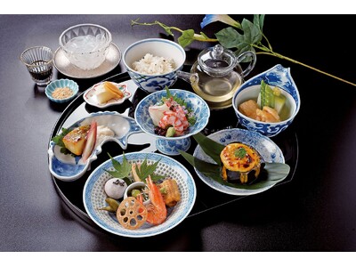 【明治記念館】“旬の食材を少しずつバラエティー豊かにお召し上がり頂ける平日ランチ限定のメニュー！”　懐石料亭「花がすみ」の個室で「夏ざんまい御膳（8,470円・税サ込・室料サービス）」を提供しています