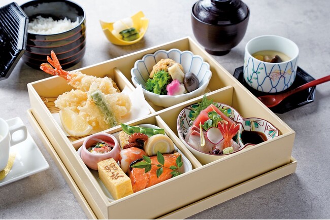 【明治記念館】“平日限定で団体のお客様向けグループランチをご案内！”　館内レストラン「羽衣」自慢の天麩羅やお造りといった旬の海や山の幸を「季節の四つ切り弁当膳」に詰め込みました