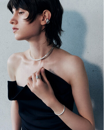 【LAH】重なり合う輪の立体的なディテールが印象的な多連リングが登場