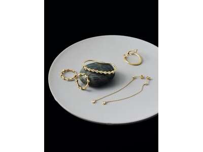 【PLUS VENDOME】1本のラインを描くタトゥーをモチーフにした「FINELINETATTOO」コレクション、潤んだ水面のように輝くローズカットが美しい新作ジュエリー