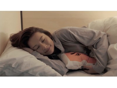 モデルのNikiが福岡で女子旅、パジャマ姿で寝顔を披露！ お菓子食べ放題「TRIP POD FUKUOKA - snack & bed -」 コンセプトムービーを公開