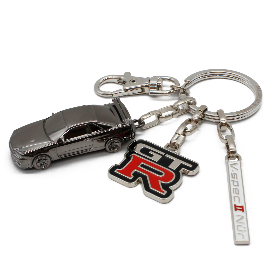 「日産スカイライン GT-R（BNR34）」を立体的に再現した新作キーリングが登場。シリアルナンバー入り、5000個限定で10月27日発売。
