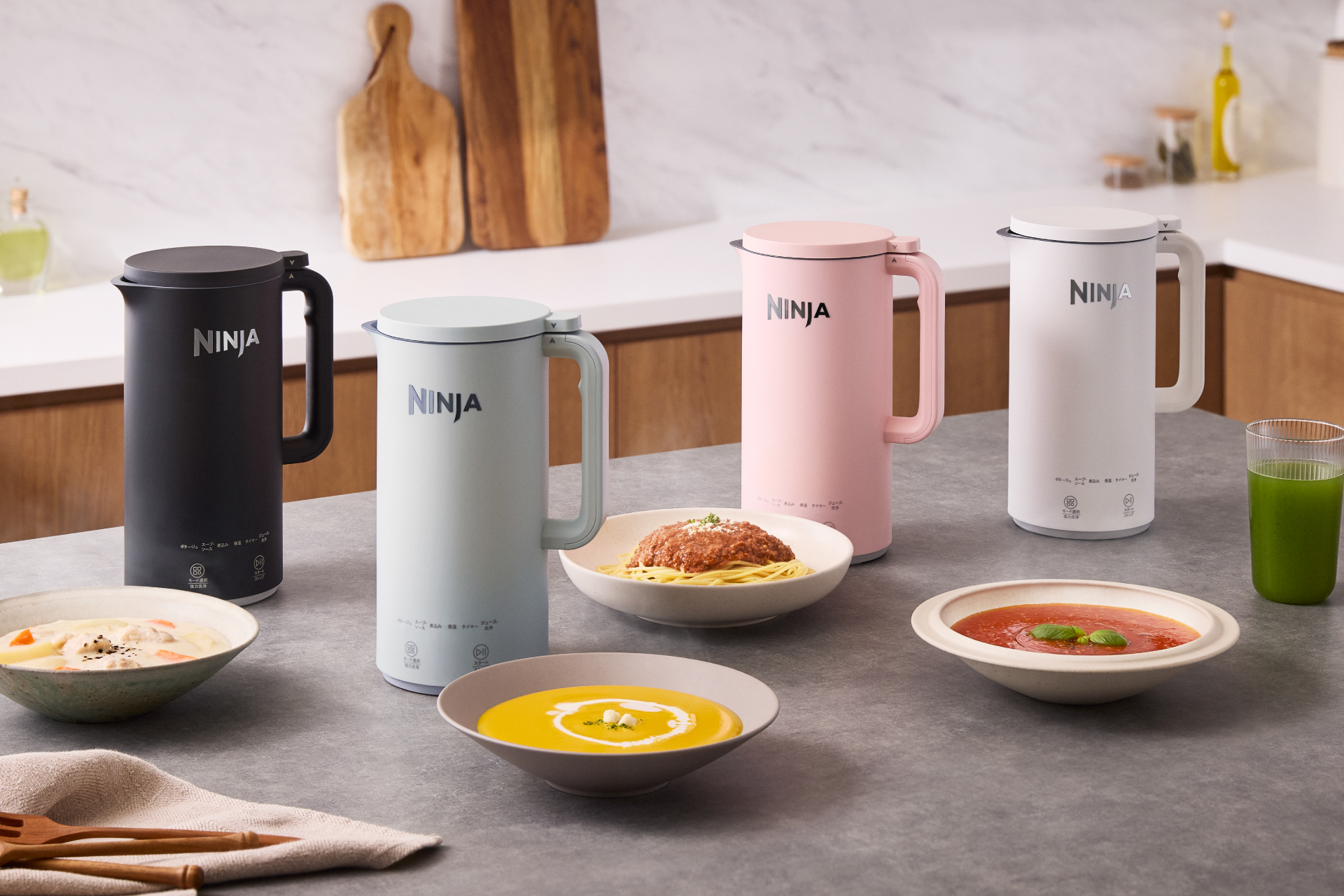食材とろける。おいしさ沁みこむ。材料を入れてボタンひとつで、本格的な一杯。「Ninja(R) Soupi(スーピー) オートスープメーカー」新発売