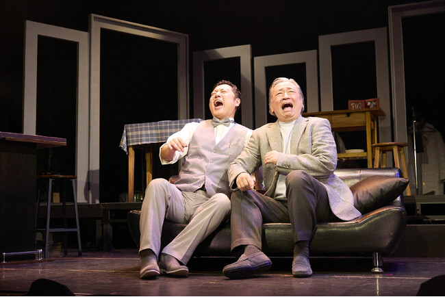 ���͔h�~���[�W�J���o�D�������̂킸�ɒ��ރC�M���X�Y�ȁ@����wPRIVATE FEARS in PUBLIC PLACES�x�J�����|�[�g5��24��(��)�܂ŃV�A�^�[�㊯�R�ɂď㉉��