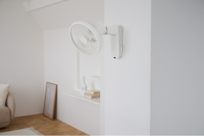 【すみずみまで風が届く壁掛け扇】シロカから、壁掛け扇風機が登場！上下左右の自動首振りで心地よい風が真下にも届く