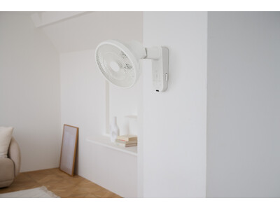 【すみずみまで風が届く壁掛け扇】シロカから、壁掛け扇風機が登場!上下左右の自動首振りで心地よい風が真下にも届く
