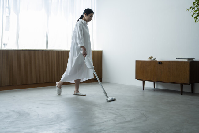 【掃除中も掃除後も、ストレスフリー】シロカ、業界最軽量クラス1.05kg×パワフル吸引の紙パック式2wayコードレススティッククリーナー「紙パック式 かるピカ パワー」を発売！