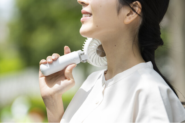 【外気温マイナス15℃でひんやり】シロカ、直接肌に当てて冷やせる「冷却プレート」付きハンディファンを発売！