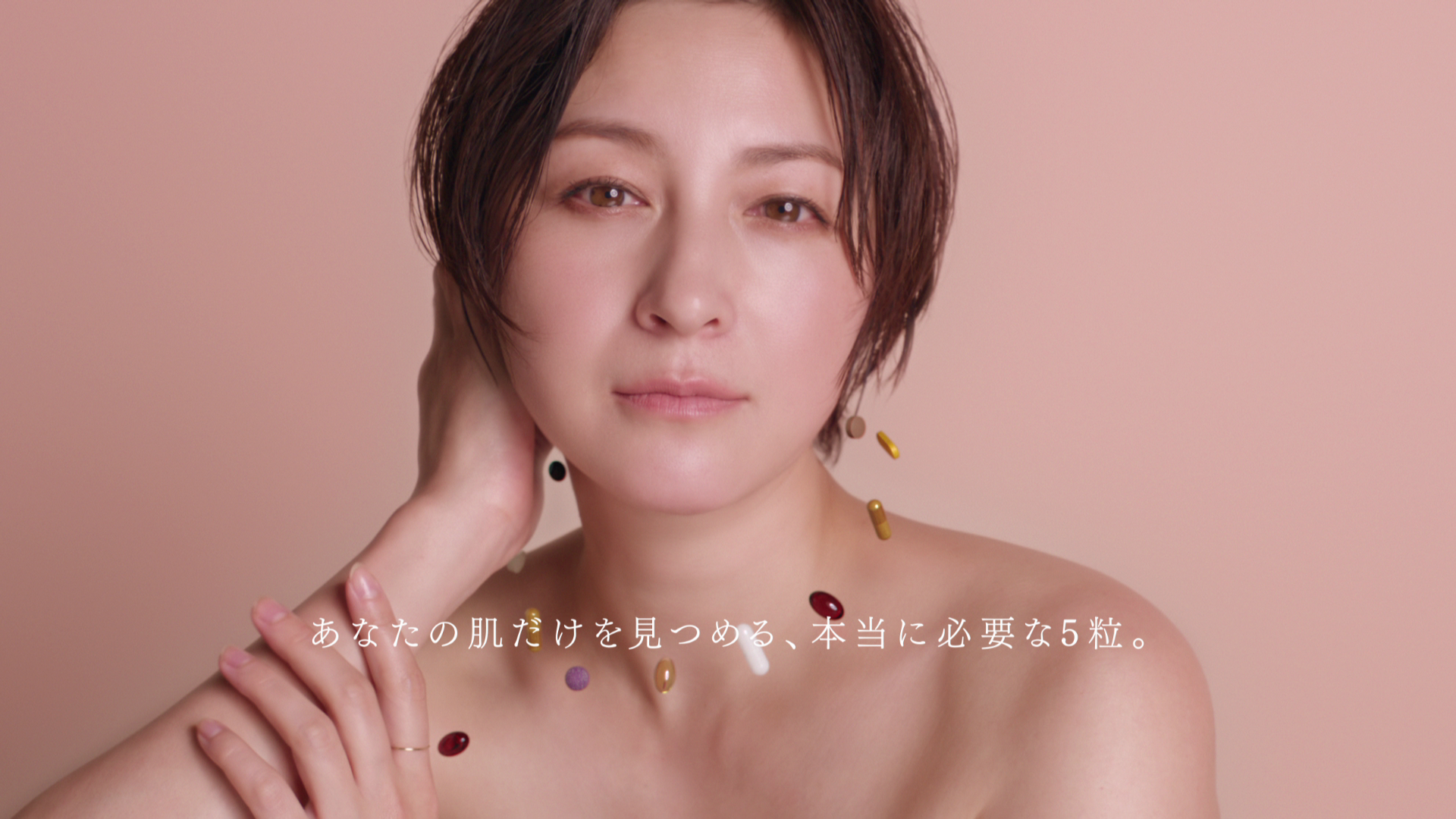 デコルテあらわなスタイルで透明感たっぷりの素肌美を披露 広末涼子さん出演 新tvcm Fujimi 私の肌から目を離さないで 篇 6月14日公開 All About News