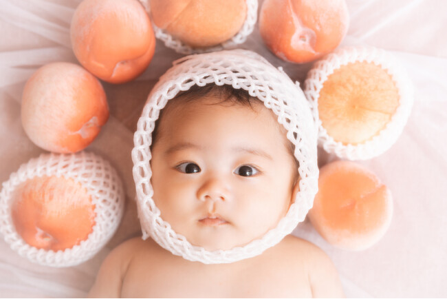 おしゃれ可愛いベビーフォトアイデア｜”桃”に大変身！？赤ちゃん×果物を組み合わせた『フルーツコレクション』写真が話題