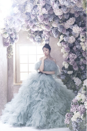 「サムシングブルー」の魔法。心震わす青いドレスで最高の一日を