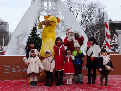 12月24日、ホワイトクリスマスの北海道で開催された、アジア唯一のグリーンランド公認サンタクロースの出発式　集まった子ども達とふれあい、被災地など各地へ出発