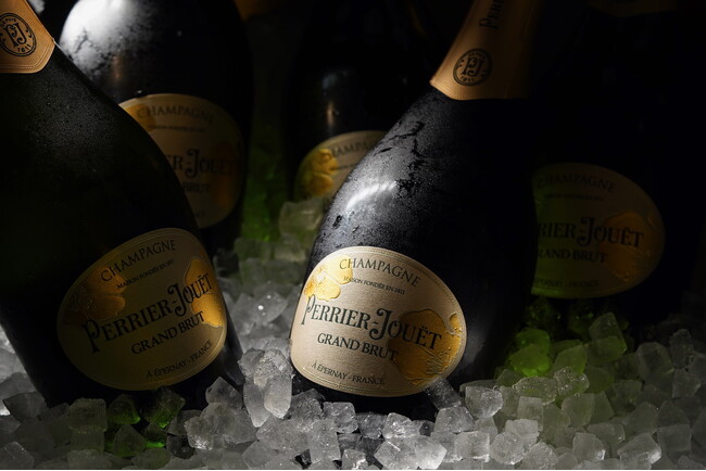 煌めくフェスティブシーズンを彩る 「ペリエ ジュエ グラン ブリュット」TOKYO NODE DININGにて、フリーフローとクリスマスディナーの乾杯を