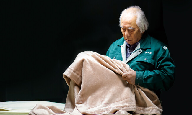 毛布の町・大阪泉大津に生きる職人の60年物語。高級シルク毛布「シルクオーラ」シリーズから、アニバーサリーモデル「シルクオーラ美」登場！