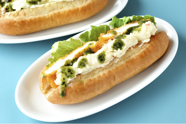 爽やかバジルとチキンのハーモニー！初夏限定『バジル香るポテサラチキンフィレサンド』をフォレスティコーヒーにて４月２４日（木）から発売