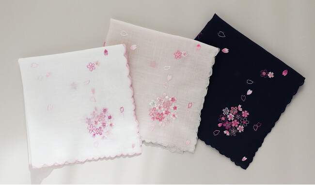 春の門出を祝う、繁栄の願いを結ぶ一枚。 祝いの象徴「くす玉」を桜で表現した、ベトナム手刺繍ハンカチーフを発売 ー 毎年好評の数量限定サンキューチャームも登場！