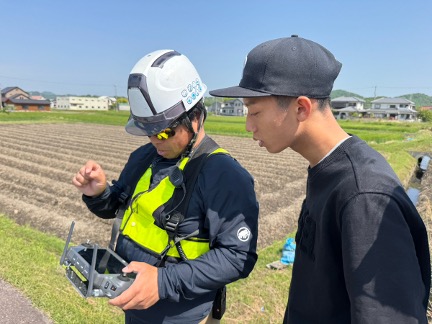 チャレンジドドローン講習会の実地学習として、兵庫県加古川市でドローン農業の最前線を見学