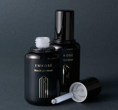 美の化身Mattによるトータルビューティーブランド〈EMROSE（エムロゼ）〉から肌の透明感*1にアプローチするマルチユースな「ブルーブライトセラム」が登場。