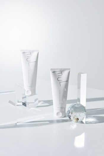 モデル、女優、プロデューサー、インフルエンサーと数々の顔を持つ小室安未によるスキンケアブランド〈mul clear（ムルクリア）〉から弱酸性pH5.5の低刺激クレンジングフォームが登場。