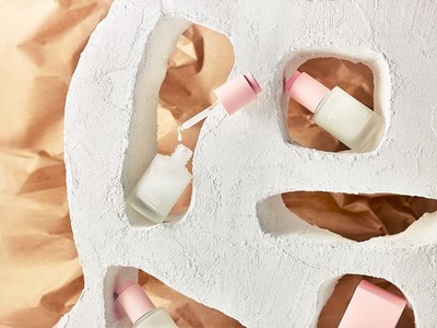 毛穴が気になる、すべての敏感肌へ。MEGBABYが手がける自由な発想のビューティブランド〈mgb skin〉から、皮脂バランスにアプローチして肌を引き締め、なめらか整えていくボタニカルアンプルが登場。